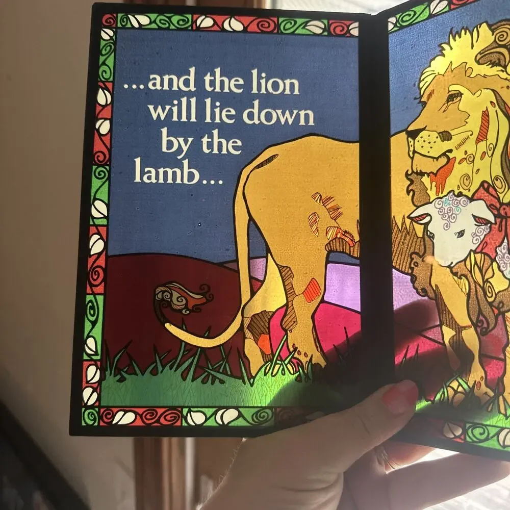 Vintage 1977 Yorkraft Seriglass Bi-fold Stained Glass Sun Catcher Lion And Lamb